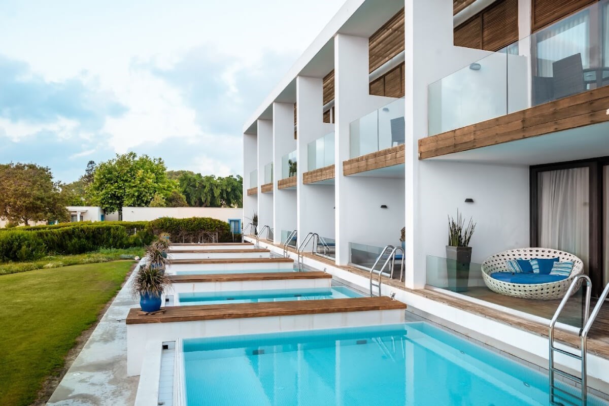 Deluxe pool suite